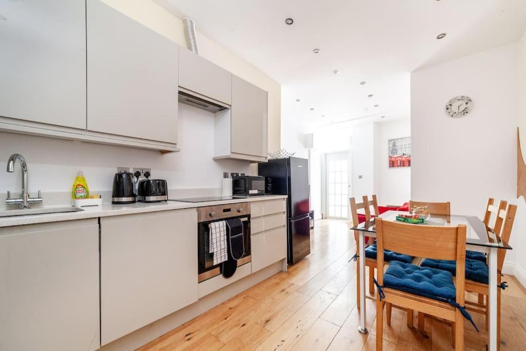 Spacious Retreat 2-Bed In Popular Camden Town Лондон Экстерьер фото