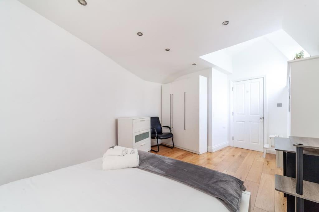 Spacious Retreat 2-Bed In Popular Camden Town Лондон Экстерьер фото