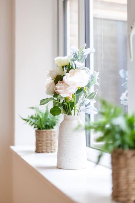 Spacious Retreat 2-Bed In Popular Camden Town Лондон Экстерьер фото